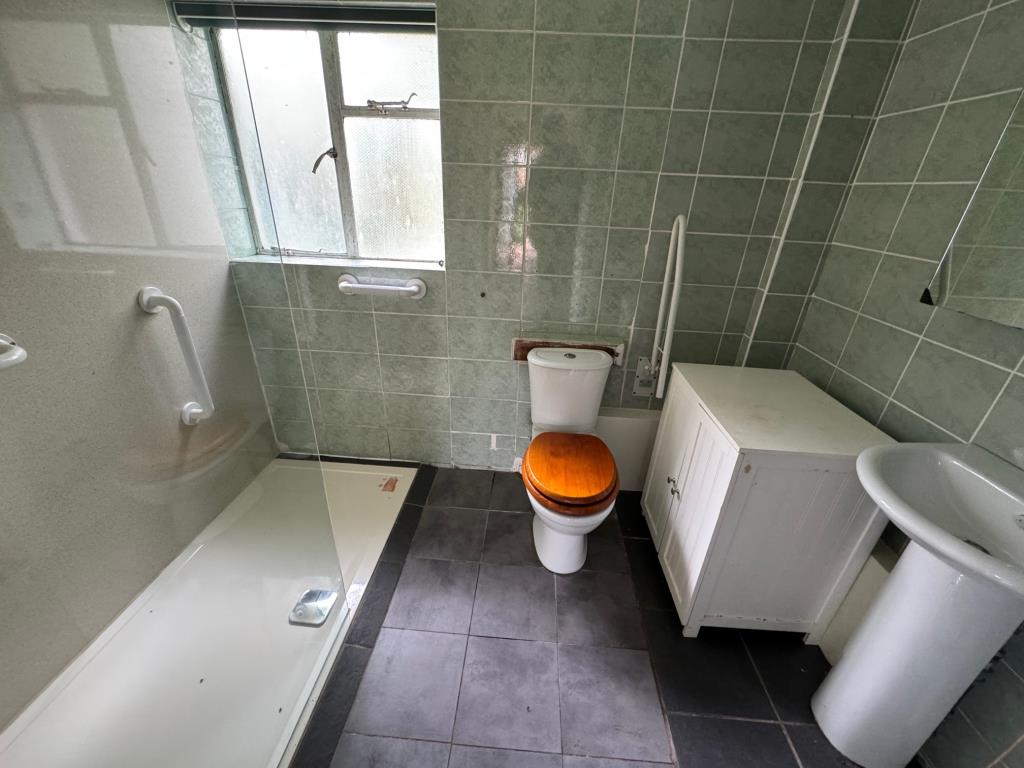 Lot: 83 - DETACHED BUNGALOW FOR TOTAL REFURBISHMENT - Ground floor shower room